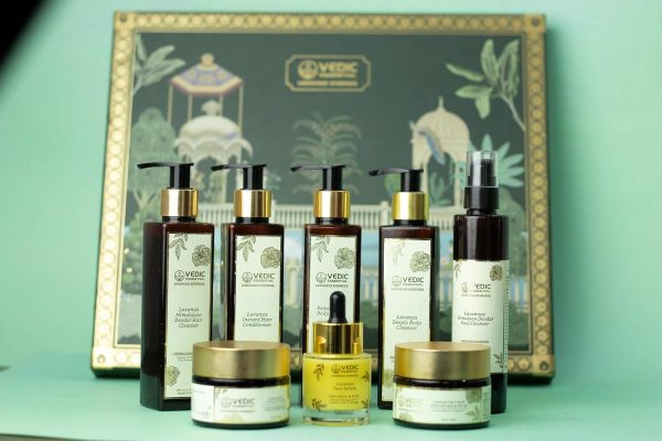 Vedic Essential Luxurious Ayurveda Complete care combo kit / Gift Set of 8 pcs for Hair, Body & Face - Luxurious Ritual with the essence of nature's elegance.